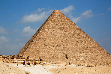 Tourists on Camels, Pyramid of Khafre (Chephren) in the background, Giza Pyramid Complex, UNESCO World Heritage Site, Giza, Egypt, North Africa, Africa