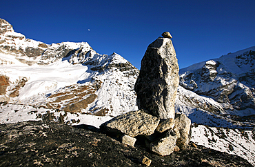 Mountain landscape with cairn, high Khumbu, Himalayas, Nepal, Asia