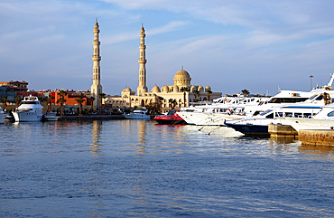 Mosque of El Mina Masjid and the marina, Hurghada, Egypt, North Africa, Africa