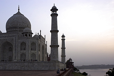 Yamuna River and Taj Mahal, UNESCO World Heritage Site, Agra, Uttar Pradesh, India, Asia