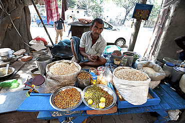 Chaat stall, man mixing sprouting seeds and lentils and puffed rice with spices, Dalhousie Square, Kolkata (Calcutta), West Bengal, India, Asia