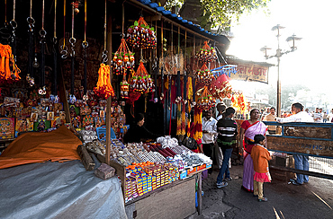 Stalls outside the Kali temple, selling Hindu threads, marriage bangles, images of gods and goddesses and souvenirs to visitors, Kolkata (Calcutta), West Bengal, India, Asia