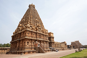 The magnificent Cholan Dynasty Brihadeeswara temple, UNESCO World Heritage Site, built in 1010, Thanjavur, Tamil Nadu, India, Asia