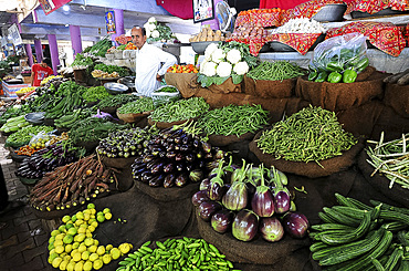 Vegetable stall with a variety of fresh vegetables for sale in the main city vegetable market in Bhuj, Gujarat, India, Asia