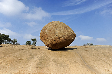 Krishna's butterball, a large granite ball which has stood on this sloping site for over 1200 years, Mammalapuram, Tamil Nadu, India, Asia