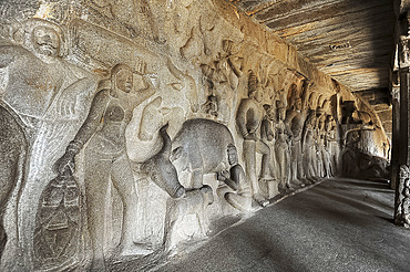 Inside Vahara Cave showing 7th century rock-cut architecture depicting Hindu Lord Vishnu, Mahaballipuram, UNESCO World Heritage Site, Tamil Nadu, India, Asia