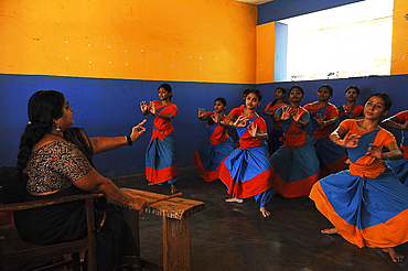 Students practising Kathakali dance with teacher, Kalamandalam University for the Performing Arts, Cheruthuruthy, Kerala, India, Asia