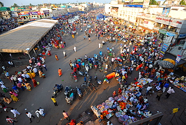 Puri town centre showing main street and market near the Jagannath Temple to Lord Vishnu, Puri, Odisha, India, Asia