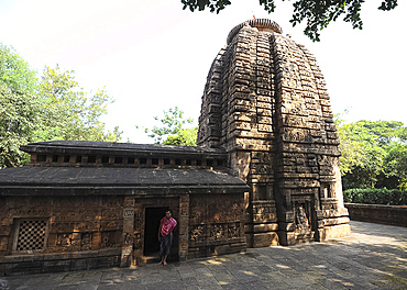 Priest standing at entrance to 7-8th century Parashurameshvara Temple, one of the oldest in Bhubaneswar, Odisha, India, Asia