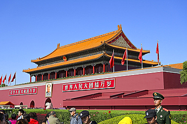 Soldier at the entrance to The Forbidden City Palace complex, Beijing, China, Asia