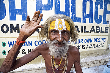 Holy man (Saddhu) with red cotton rolimoli on wrist and tilak mark on forehead denoting devotion to Hindu god Vishnu, Udaipur, Rajasthan, India, Asia