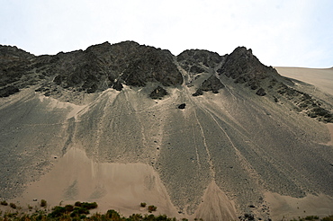 Landscape in the Taklamakan desert near Korla, Xinjiang Province, China, Asia