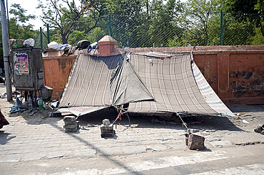 Street slum dwellings in Jaipur, Rajasthan, India, Asia