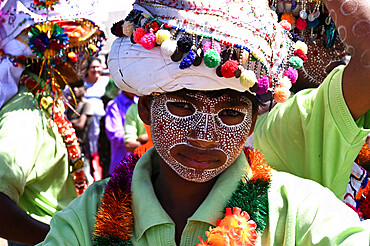 Adivasi tribal man, face decorated and wearing ornate decorated headgear to celebrate Holi festival, Kavant, Gujarat, India, Asia