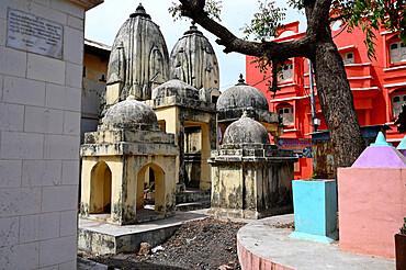 Cluster of small temples in the sacred temple town of Chandod where rivers Saraswati, Narmada and Orsang meet, Chandod, Gujarat, India, Asia