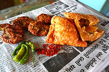 Delicious typical roadside Gujarati snacks, pakora, methi gotha, green chilli and red chilli flakes, Gujarat, India, Asia