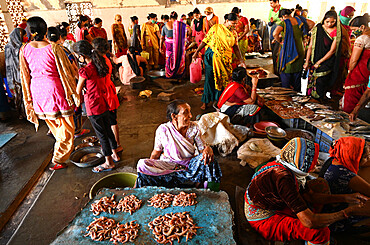 Busy fresh fish market on the quay, Vanakbara, Gujarat, India, Asia