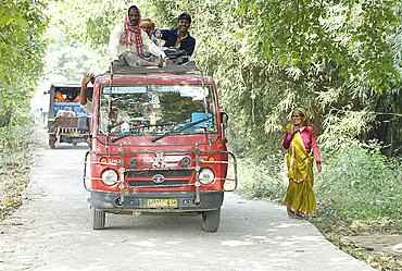 Villagers making their way to the annual Sonepur Cattle Fair near Patna, Bihar, India, Asia