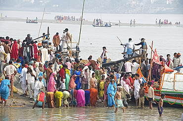 Women performing morning puja in the crowds gathered on the banks of the holy river Ganges at the Sonepur Cattle Fair, near Patna, Bihar, India, Asia