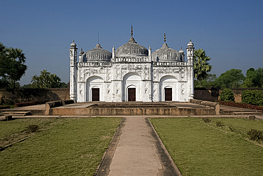 Building in the Khushbagh, Garden of Happiness, enclosing the tombs of Siraj-ud-Daulah and family, Murshidabad, West Bengal, India, Asia