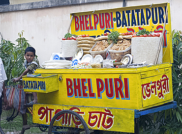 Boy watching bhel puri stall near Belur Math Swami temple, near Kolkata, West Bengal, India, Asia