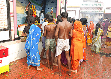 Hindu pilgrims worshipping at the Ganesh shrine in the Hariharnath temple after morning puja in the River Gandak, Sonepur, Bihar, India, Asia