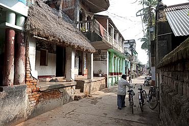 Artists houses with thatched roofs in main street of artists' village, Raghurajpur, Orissa, India, Asia