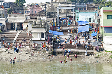 River ghats, villagers performing ablutions in the River Hugli (River Hooghly), West Bengal, India, Asia