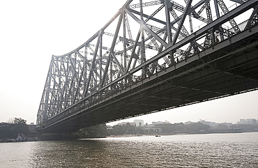 Howrah Bridge from the River Hugli (River Hooghly), Kolkata (Calcutta), West Bengal, India, Asia