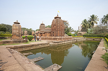 Tank of the 10th century Muktesvara temple complex, early example of Orissa style Nagara architecture, Bhubaneshwar, Orissa, India, Asia