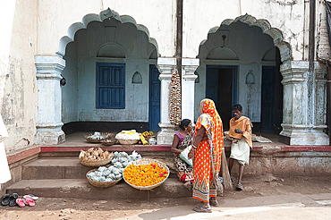 Street scene near temple, Bhubaneshwar, Orissa, India, Asia