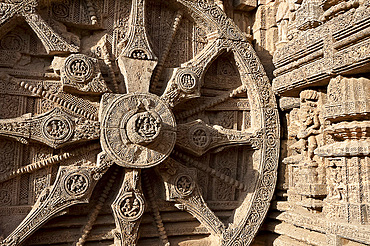 Carved chariot wheel on the wall of the 13th century Konarak Sun temple, built as the chariot of Surya the Sun god, UNESCO World Heritage Site, Konarak, Orissa, India, Asia