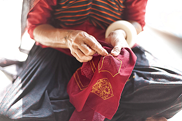 Aahir tribeswoman embroidering intricate traditional patterns in very fine chain stitch, Bhuj district, Gujarat, India, Asia