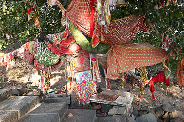 Decorated pathside shrine alongside path up Shatrunjaya hill to holy Jain shrines and temples, Palitana, Gujarat, India, Asia