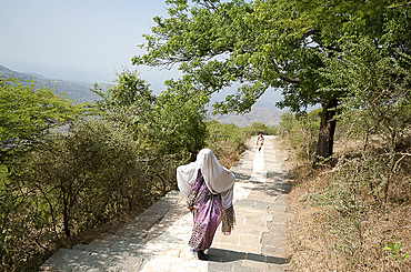 Jain pilgrim covered in white shawl, climbing Shatrunjaya Hill to Jain shrines, hoping to achieve Nirvana, Palitana, Gujarat, India, Asia