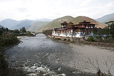 Punakha dzong (monastery), old capital of Bhutan, at the confluence of the Pho chu (Father) and Mo Chu (Mother) rivers, Punakha, Bhutan, Asia