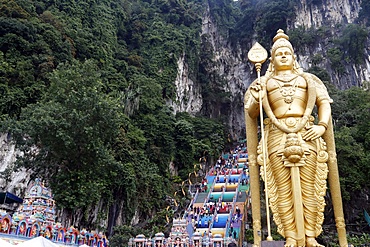 Entrance and the giant statue of Murugan, the Hindu God of War, Hindu Temple and Shrine of Batu Caves, Kuala Lumpur, Malaysia, Southeast Asia, Asia