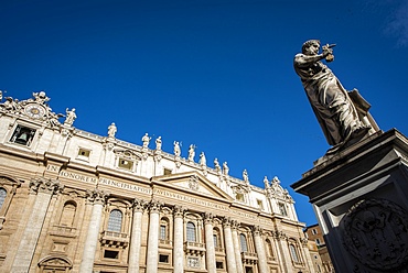 St. Peter's statue in St. Peter's Square at the Vatican, UNESCO World Heritage Site, Rome, Lazio, Italy, Europe