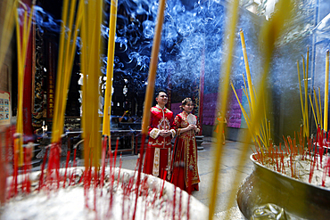 The Thien Hau Temple, the most famous Taoist temple in Cholon, traditional wedding, young couple dressed in red at pagoda, Ho Chi Minh City, Vietnam, Indochina, Southeast Asia, Asia