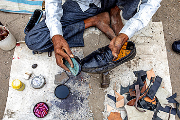 Shoeshine in Babra, Maharashtra, India, Asia