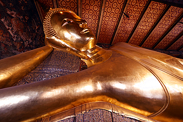 Big Reclining golden Buddha statue (Phra Buddhasaiyas), Wat Pho (Temple of the Reclining Buddha), Bangkok, Thailand, Southeast Asia, Asia