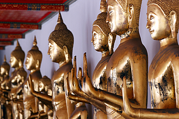 Row of golden Buddha statues, meditation, Wat Pho (Temple of the Reclining Buddha), Bangkok, Thailand, Southeast Asia, Asia