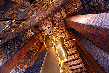 Wat Pho (Temple of the Reclining Buddha), big reclining golden Buddha statue (Phra Buddhasaiyas), Bangkok, Thailand, Southeast Asia, Asia