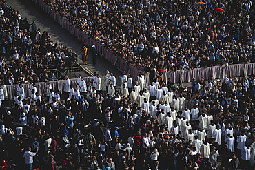 Faithful waiting for Pope Francis?s coffin, transported from the chapel of Santa Marta to St. Peter?s Basilica, following his death in the Vatican on April 23, 2025.