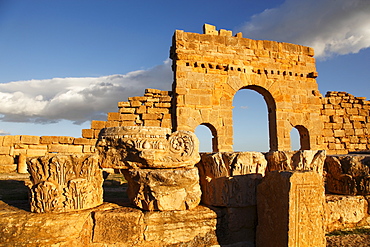 Arch of Antoninus Pius, Roman ruins of Sbeitla, Tunisia, North Africa, Africa