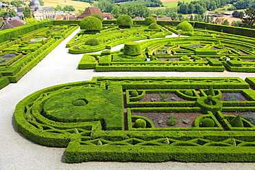 Patterned garden of the castle grounds, Chateau de Hautefort, Dordogne Valley, Aquitaine, France, Europe