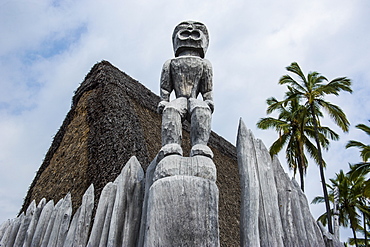 Wooden statues on the royal grounds in Puuhonua o Honaunau National Historical Park, Big Island, Hawaii, United States of America, Pacific