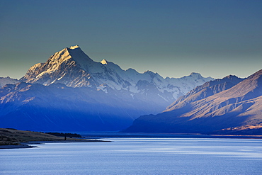 Lake Pukaki with Mount Cook in the background in the late afternoon light, Mount Cook National Park, UNESCO World Heritage Site, South Island, New Zealand, Pacific