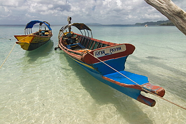 Boats on coast in turquoise water, Havelock Island, Andaman Islands, India, Indian Ocean, Asia