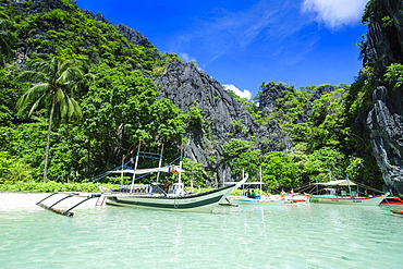 Outrigger boat in the crystal clear water in the Bacuit archipelago, Palawan, Philippines, Southeast Asia, Asia